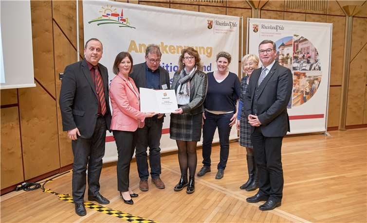 Aus den Händen von Nicole Steingaß erhielt die Delegation aus Oberlützingen um den Beigeordneten Udo Rindsfüßer das Anerkennungsschreiben als Schwerpunktgemeinde. Foto: MdI RLP