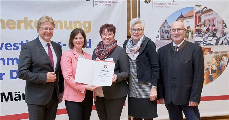 Aus den Händen von Nicole Steingaß erhielt die Delegation aus Rüber um Ortsbürgermeisterin Karin Butter das Anerkennungsschreiben als Schwerpunktgemeinde. Foto: MdI RLP