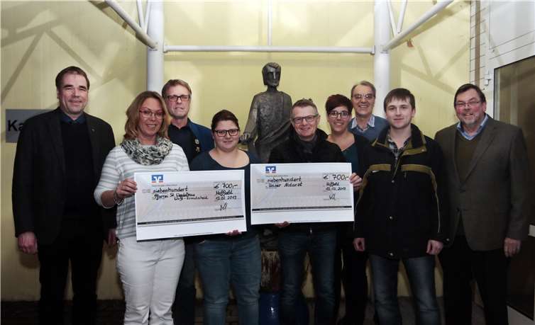 Aus den Händen von Peter Freund und Chormitgliedern sowie den Mitgliedern des Pfarrgemeinderats erhielten Bernd Schiffarth (rechts) und Pfarrer Rainer Justen je 700 Euro.Foto: SES