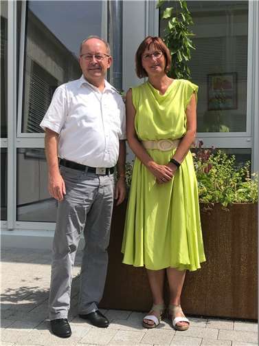 Aus den Händen von Schulleiter Hans-Jürgen Schmitz erhielt Thea Backes-Caspary die Urkunde des Landes Rheinland-Pfalz. Foto: privat