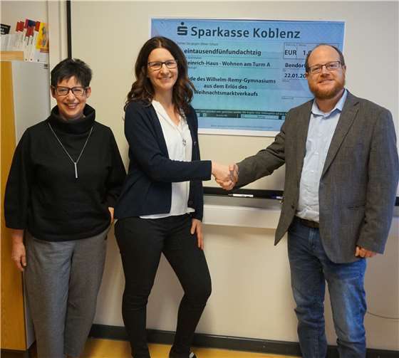 Aus den Händen von Schulleiter Johannes Arnold und Bettina Laux erhielt Stefanie Schmitz-Runkel den Scheck über 1085 Euro. Foto: privat