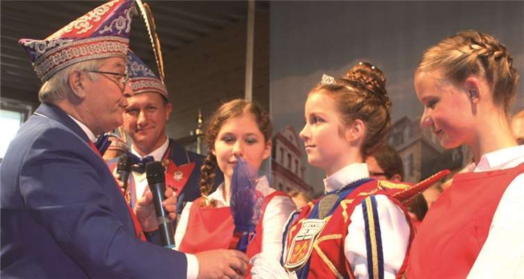 Aus den Händen von Stadtbürgermeister Gerhard Hausen nahm Vivien I. die Narrenpritsch entgegen. DL