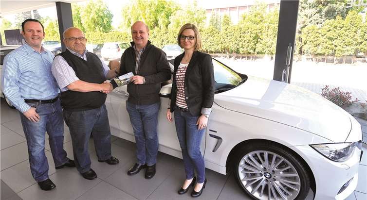 Aus den Händen von Verkaufsberater Reinhard Mollenhauer (2.v.l., BMW Baum Automobile) erhielt der glückliche Gewinner Horst Riske (3.v.l.) den Gutschein für das BMW-Cabrio-Wochenende, eingerahmt von Gabriela und Alexander Zimmermann. Management-Agentur ALGAZI