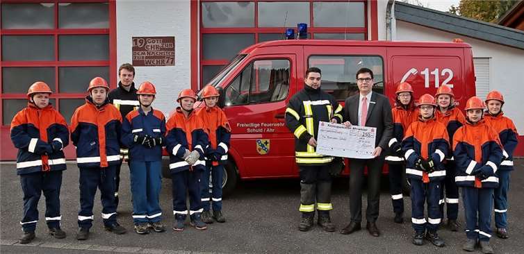 Aus den Händen von Wolfgang Kaspers, Sparkassen-Geschäftsstellenleiter in Insul erhielten die Jugendfeuerwehrwarte eine Spende zur Unterstützung der Jugendarbeit innerhalb der Feuerwehr. Foto: privat