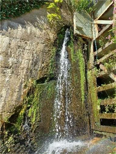 Wie gefährlich ist die Stauanlage in Altwied? Aus den Rissen im Beton strömt wasserfallartig das aufgestaute Flusswasser.. Foto: privat