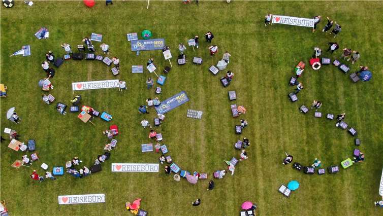 Aus den Teilnehmern der Demo und aus Koffern wurde ein großes SOS weithin sichtbar gesendet.
