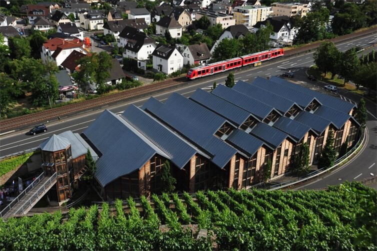 Aus den Weinbergen heraus kaum zu übersehen: Das Museum Roemervilla am Fuße des Ahrweiler Silberberges. 