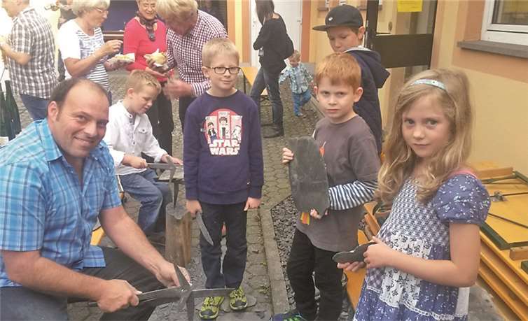 Aus den alten Dachschiefern der Pfarrkirche St. Stephanus wurden neue Dekorations- oder Gebrauchsartikel hergestellt. Besonders für die Kinder ein riesen Spaß.privat