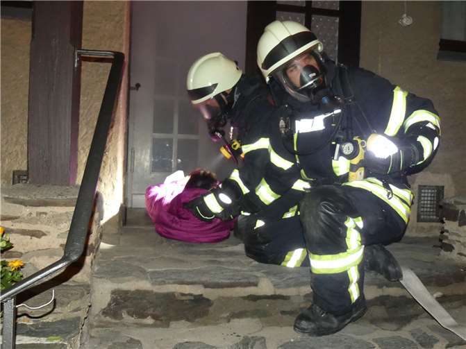 Aus den verqualmten Räumen konnten durch schnelles Handeln alle Menschen zeitnah geborgen werden.