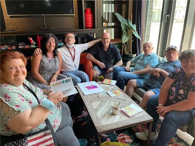 Aus den zahlreichen Einreichungen wurden 128 Kunstwerke von einer Jury für die Wanderausstellung ausgewählt, darunter auch mehrere Bilder der Ebernacher Künstlerinnen und Künstler. Foto: privat