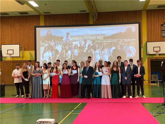 Aus der FOS wurden insgesamt 26 Schülerinnen und Schüler mit der allgemeinen Fachhochschulreife entlassen. Quelle: FOS Kobern-Gondorf