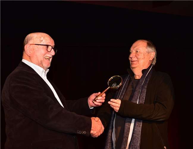 Aus der Hand des Krea-Vorsitzenden Klaus Grewe erhält Wilfried Schmickler die 36. „Morenhovener Lupe“. Foto: Rainer Timm