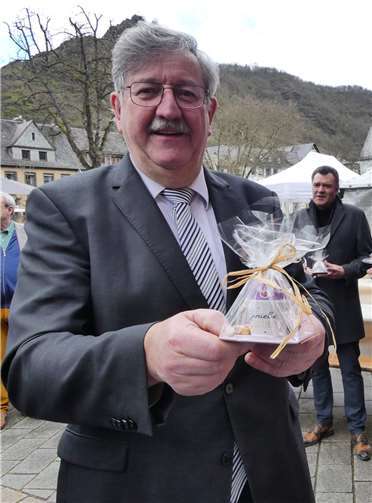 Aus der Hand des Stadtchefs gab es neben einem Glas Winzersekt überdies ein kleines Osterei-Präsent.