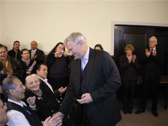 Aus der Hand des damaligen Kulturstaatssekretärs Prof. Dr. Joachim Hofmann-Göttig nahm Daweli Reinhardt (vorne l.) im Beisein des damaligen Koblenzer Oberbürgermeisters Dr. Eberhard Schulte-Wissermann den Verdienstorden des Landes Rheinland-Pfalz entgegen. privat