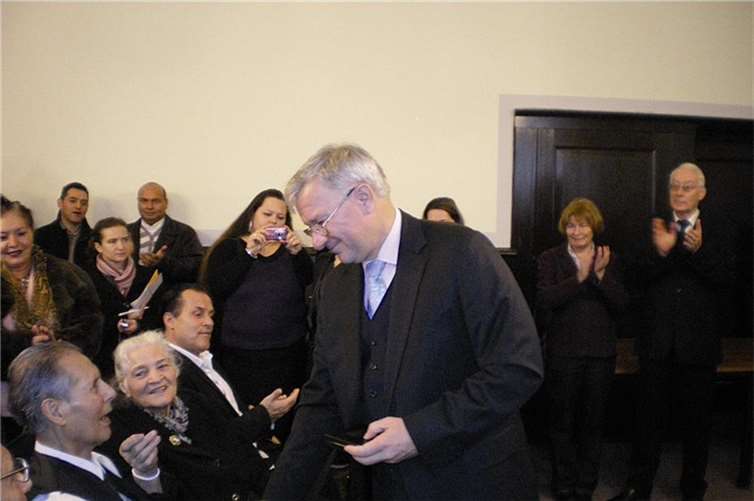 Aus der Hand des damaligen Kulturstaatssekretärs Prof. Dr. Joachim Hofmann-Göttig (heute OB von Koblenz) nahm Daweli Reinhardt (vorne l.) im Beisein des damaligen Koblenzer Oberbürgermeisters Dr. Eberhard Schulte-Wissermann 2009 den Verdienstorden des Landes Rheinland-Pfalz entgegen. 