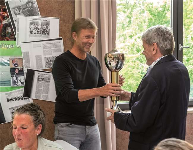 Aus der Hand des ehemaligen Spielers Ferdinand Pfahl erhielt Dietmar Schwolow einen speziellen Pokal.