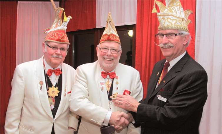 Aus der Hand des stellvertretenden RKK Vorsitzenden Willi Fuhrmann (re.) erhält Claus-Peter Linnarz die Verdienstmedaille in Gold am Bande. Neben der Zinnhannes Ehrung von Karl-Heinz Korden (li.) ist sie die höchste Auszeichnung der Adenauer Karnevalisten SES