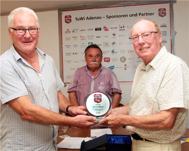 Aus der Hand vom Ehrenvorsitzenden Dr. Wolfgang Raussen (Rechts) und Vorsitzender Detlef Göbe (Mitte) bekam Gerd Solheid in diesem Jahr die höchste Auszeichnung, den Ehrenteller überreicht.