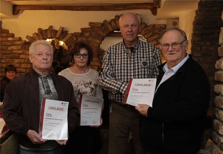 Aus der Hand von Johannes Vennebusch (re.) erhielten Philipp Prangenberg, Erna Anneliese Wiesel und Peter Müller die Urkunden für ihr großes Engagement. -StF-