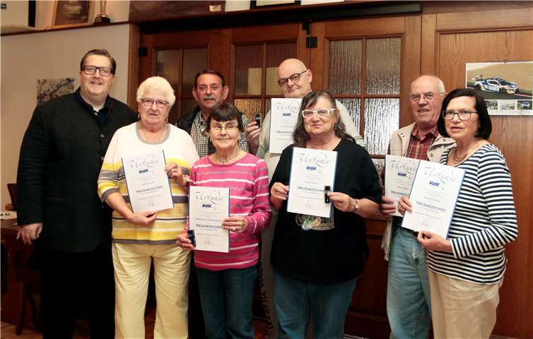 Aus der Hand von Kreisvorsitzendem Hans Wilhelm Schaumann (hinten links) und Ortsverbandsvorsitzendem Jörg Söhngen (Hinten, 2. von links) nahmen langjährige Mitglieder ihre Urkunden entgegen. Von Links: Edith Busch (20), Magdalena Radermacher (20), Bernd Stappen (10), Evelin Nisar (10), Peter Bings (20) und Maria Kemen (20).Foto: SES