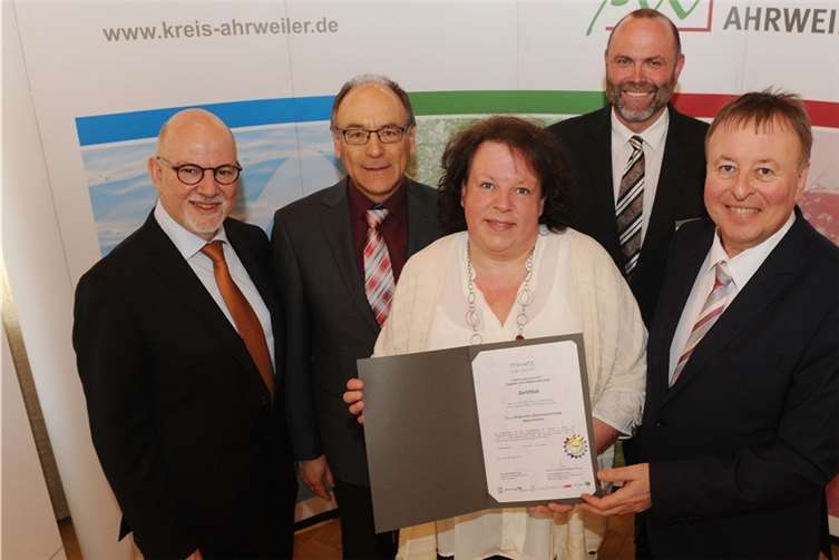 Aus der Hand von Landrat Dr. Jürgen Pföhler erhielt Anke Klein, Hygienebeauftragte des Seniorenzentrums Villa Romantica, das Qualitätssiegel des Netzwerks gegen multiresistente Erreger (MRE) im Beisein von (von links) Prof. Dr. Exner vom MRE-Netzwerk, Villa-Leiter Heinz Adams und Gesundheitsamts-Chef Dr. Voss. Martin Gausmann