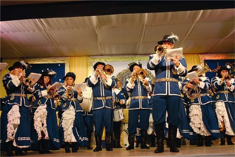 Aus der Karnevalshochburg Köln angereist war der Spielmannszug „Blau-Weiß Altlunke“.