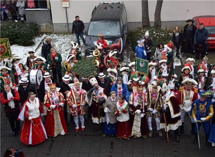 Aus der Kernstadt und den Ortsteilen hatten sich die Tollitäten mit großem Gefolge auf dem Rathausvorplatz eingefunden, um die Verwaltung zu stürmen.  EICH