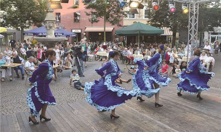 Aus der Nachbarstadt Sinzig angereist war die „spanische“ Abteilung der portugiesischen Tanzgruppe, die den Remagener Marktplatz mit südländischen Temperament eroberte. AB
