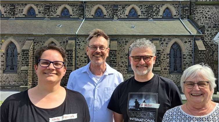 Aus der Pfarreiengemeinschaft Kruft-Nickenich trafen sich zur Begleitung Jugendlicher Firmvorbereitungsverantwortliche des Pfarreienrates Steffi Kennert, Pfarrer Norbert Missong, Pfarreienratsvorsitzender Wolfgang Weber und Pfarreienratsmitglied Monika Bermel. Foto: Désirée Käfer