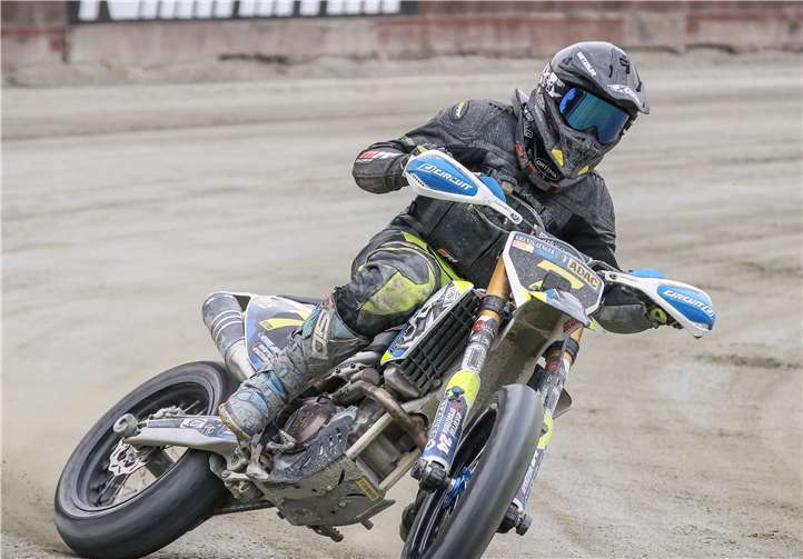 Aus der Sandbahn wurde wetterbedingt eine matschige Rutschbahn