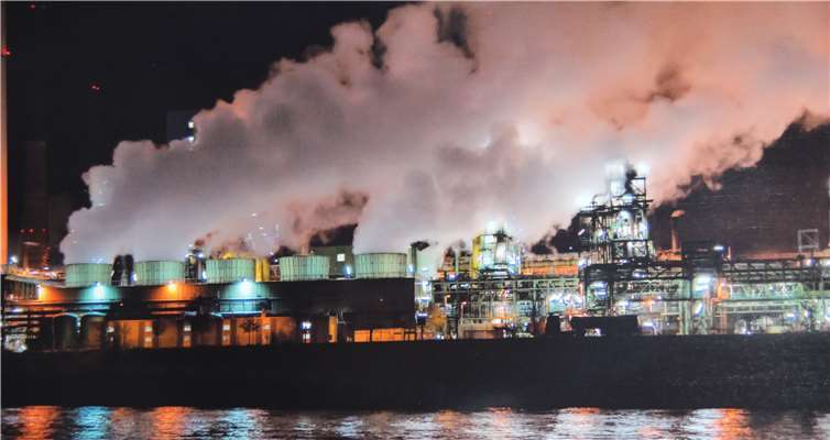 Mit den Augen eines Kapitäns gesehen  Aus der Schiffsperspektive: Duisburg bei Nacht.