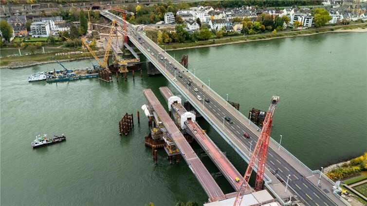 Präzisionsarbeit auf dem Rhein in Koblenz  Aus der Vogelperspektive lässt sich bereits der Verlauf der neuen Pfaffendorfer Brücke in der Parallellage erkennen.