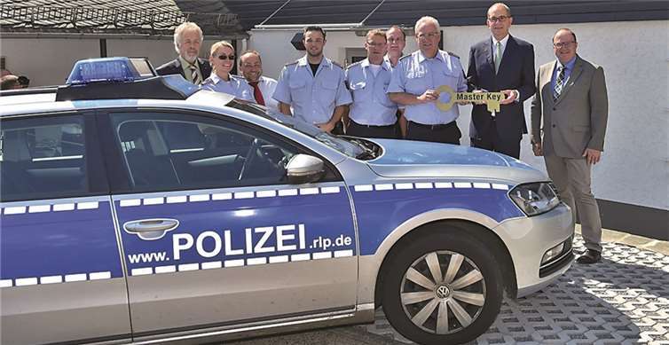 Polizei bezieht neues Sicherheitshaus  Aus der ehemaligen Verwaltungszentrale wurde die neue Polizei-Einsatzzentrale: Alfred Schomisch (Beigeordneter VG Vordereifel), Dieter Merten (Feuerwehr VG Adenau), Christoph Semmelrogge (Abteilungsleiter Polizei-Einsatz), Wolfgang Fromm (Polizeipräsident), Carsten Schumacher (Geschäftsführer capricorn Nürburgring GmbH), Gerd Bertram (Polizeidirektor), Guido Nisius (Bürgermeister VG Adenau), Karl Häfner (Bürgermeister VG Kelberg) (v.l.). Fotos: capricorn Nürburgring GmbH