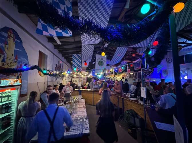 Aus der heimischen Johann-Lehnert-Wagenbauhalle wurde ein Festzelt. Fotos: KG Mülhofen
