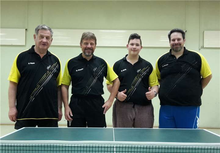 Aus der zweiten Freizeitmannschaft des SV Urmitz: (v.li.) Friedhelm Haas, Holger Kracht, Riccardo Rech, Maik Braun.Privat