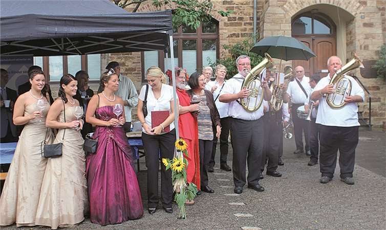 Aus die amtierende Bachemer Weinkönigin Michelle Skruth und ihr gesamtes Gefolge ließen es sich nicht nehmen, vorbeizuschauen.  privat