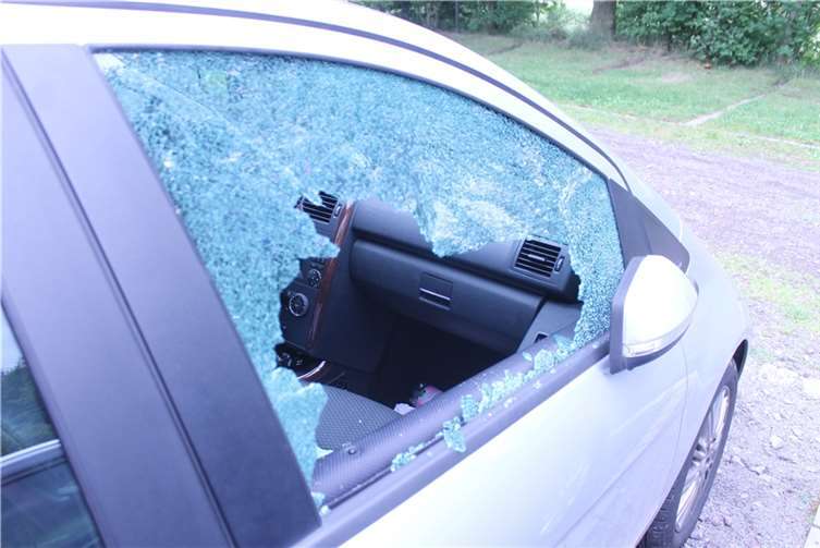 Aus diesem Fahrzeug entwendeten Unbekannte zwei hochwertige Querflöten, die sichtbar auf dem Beifahrersitz abgelegt waren.