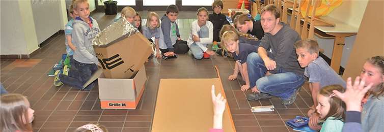 Aus dieser Pappe wird bald ein Solarkocher. In einem Sachunterrichts-Projekt bauen Kinder der Klassen 3 und 4 eigene Solarkocher und lernen viel über das Kochen mit der Sonne. Jörg Planer erklärt den Altendorfer Kindernwie es geht.privat