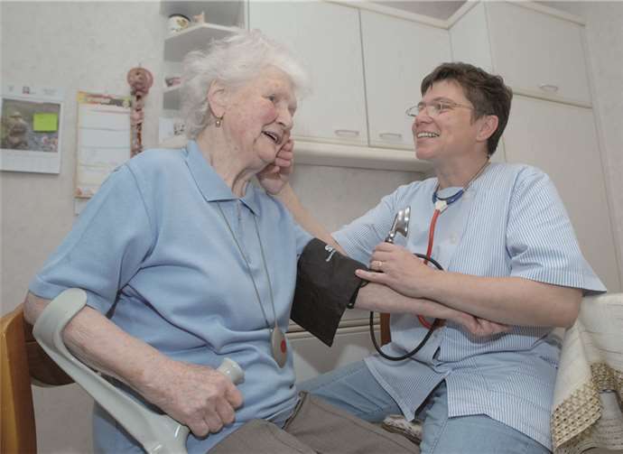 Aus drei Pflegediensten wird „Die Sozialstation“: Die Caritas-Pflegekräfte stehen weiter für qualifizierte Pflege und liebevolle Betreuung.privat