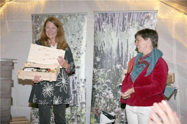 Aus einem Projekt der Auszubildenden des Fachzentrums entstanden und hier als Dankeschön für den gelungenen Vortrag an Heike Boomgaarden (l.) von Dr. Saskia Wöhl überreicht: Die kleine Geschenkkiste mit köstlichen Bienenprodukten.