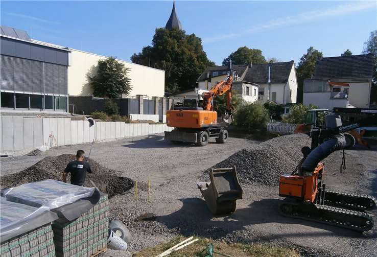 Aus einem Provisorium werden hinter der Mehrzweckhalle im Stadtteil Gladbach zurzeit ordentliche Parkplätze.Foto: Stadt Neuwied