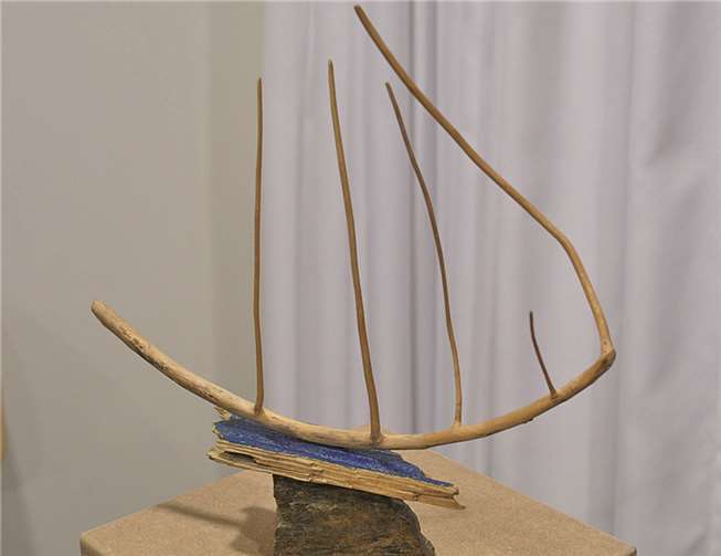 Aus einem einzelnen, von der Rinde befreiten dünnen Ast mit seinen Abzweigungen kann scheinbar mühelos ein in den Wellen schaukelndes Schiffchen werden.