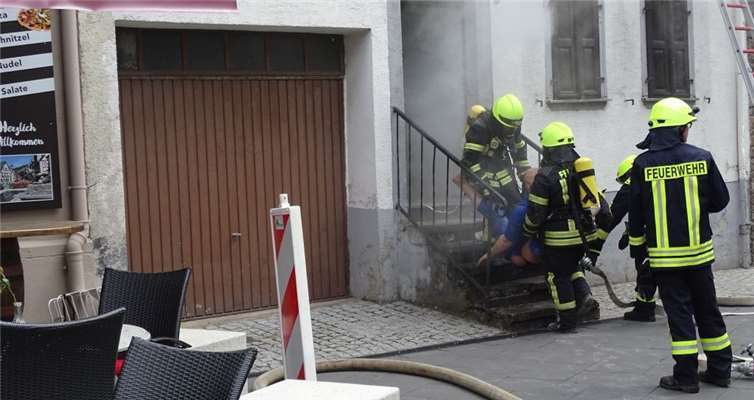 Aus einen verqualmten Haus mussten Menschen gerettet werden.