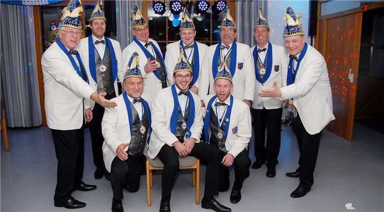 Aus einer nicht unerfolgreichen Fußballmannschaft wurde ein nicht weniger erfolgreicher Elferrat. Sitzungspräsident Jan Steinhoff (vorne Mitte) hält die Truppe zusammen. Fotos: KER