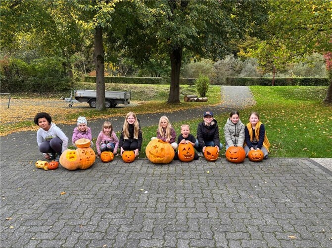 Kreativer Herbstspaß beim Kürbisschnitzen Aus einfachen Kürbissen wurden fantasievolle Kunstwerke gezaubert. Foto: Katharina Ströder