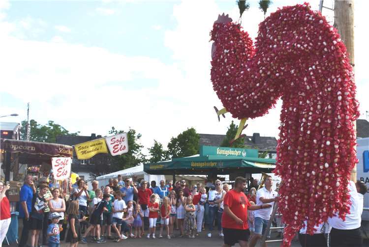 Aus etwa 4000 Eiern besteht derRote Hahn der Symbol für die Arenberger Kirmes ist. Fotos: HEP