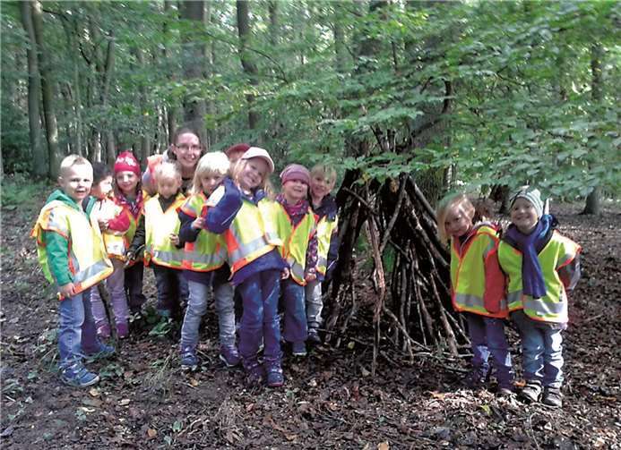 Aus gefundenen Materialien werden kreative Bauten gestaltet.privat