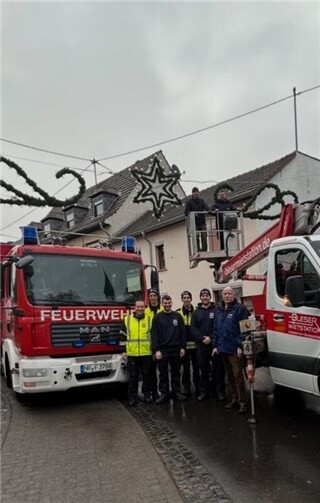 Aus gegebenen Anlass übernahmen die Kameraden der Freiwilligen Feuerwehr dieses Jahr das Aufhängen der Weihnachtsbeleuchtung.  Foto: FF