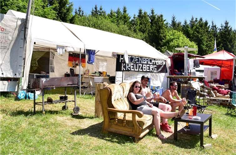 Aus ihrem Openair Wohnzimmer verfolgt eine Gruppe aus Kreutzberg das Geschehen auf der Strecke.