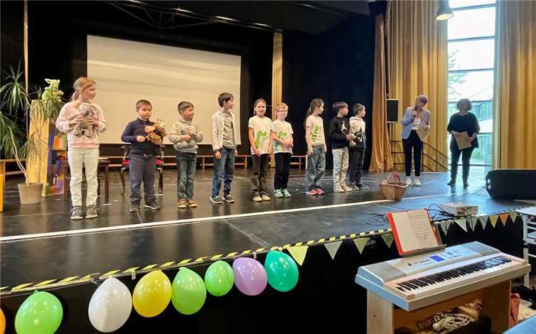 Aus jeder der drei Klassen der Jahrgangsstufen 2, 3 und 4 war ein Kind als Gewinnerin oder Gewinner ausgewählt worden, sodass insgesamt neun Kinder gemeinsam mit ihren Klassenmaskottchen auf die Bühne traten. Foto: privat